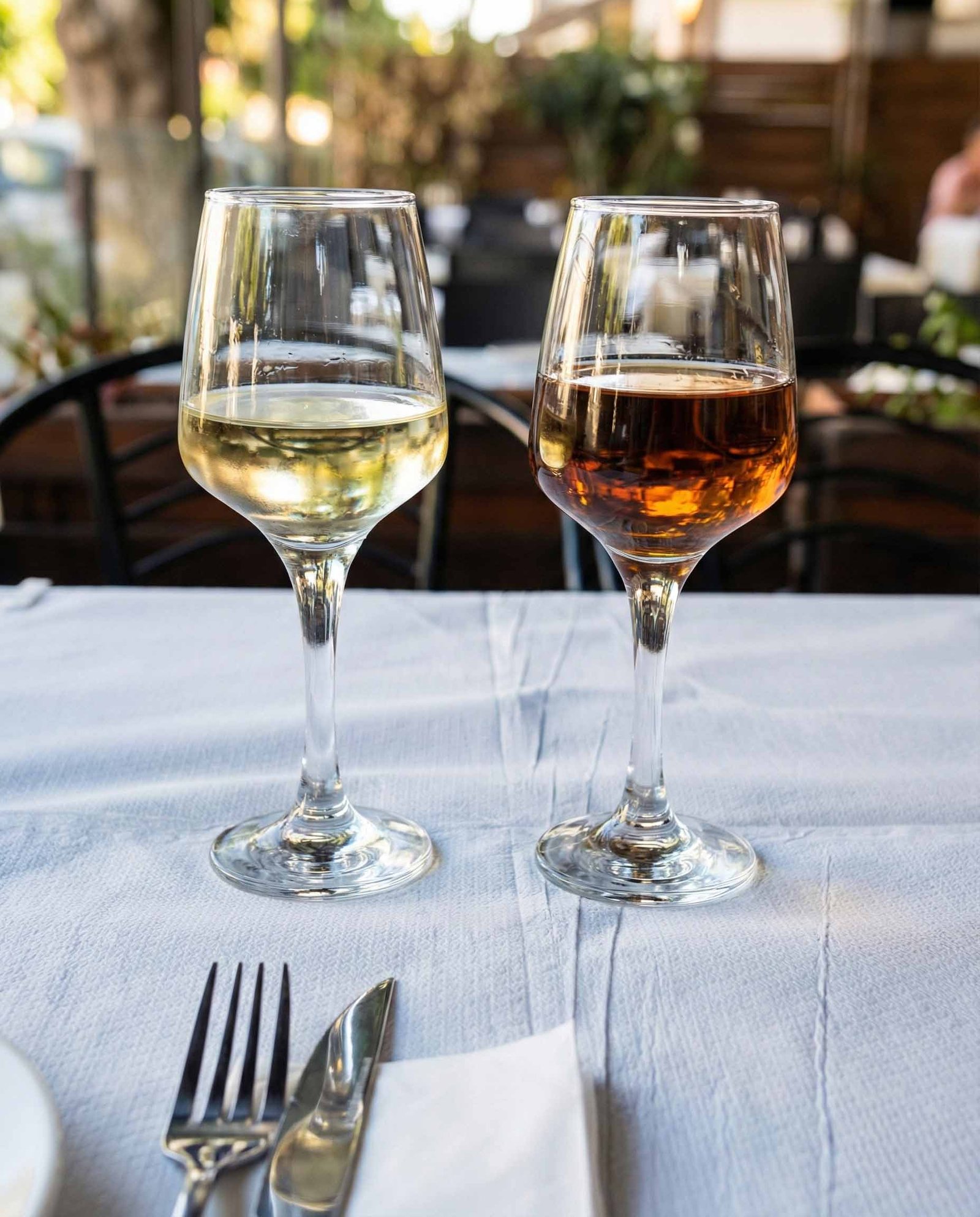 Ποτήρι κρασί στην ταβέρνα